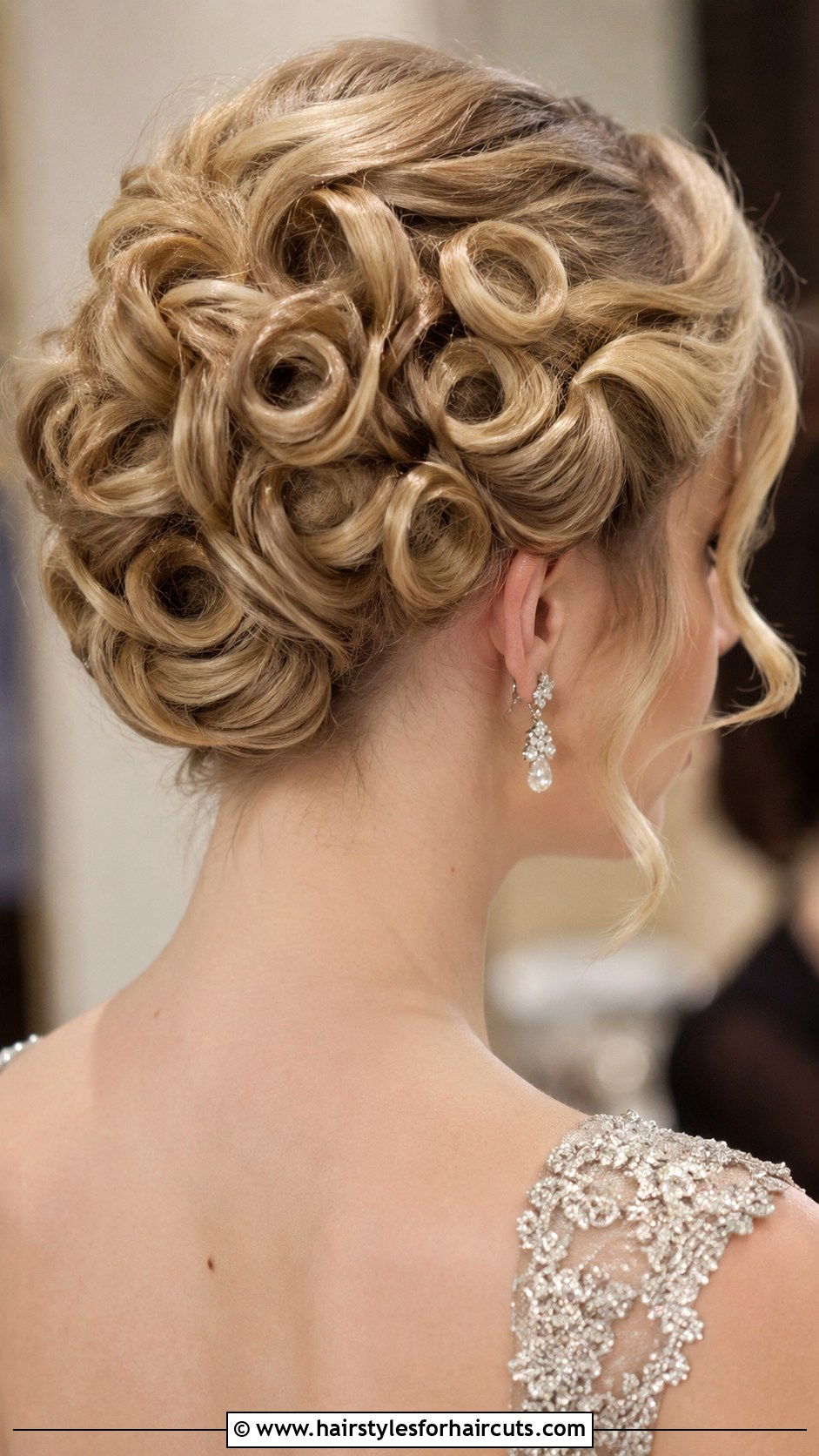 1920s Side Chignon With Waves - 25 long hair gatsby hairstyles - 25 long hair gatsby hairstyles
