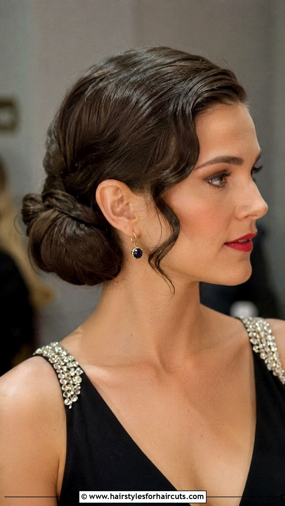 1930s Peekaboo Wave Updo - 25 easy 1930s hairstyles for long hair - 25 easy 1930s hairstyles for long hair