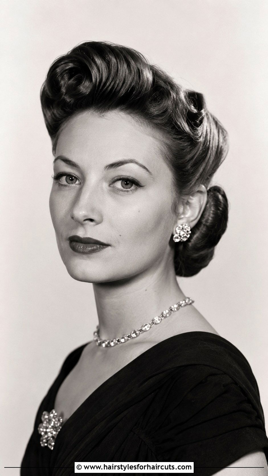 1940s Roll And Chignon Combination Hairstyle - 25 1940s womens hairstyles - 25 1940s womens hairstyles