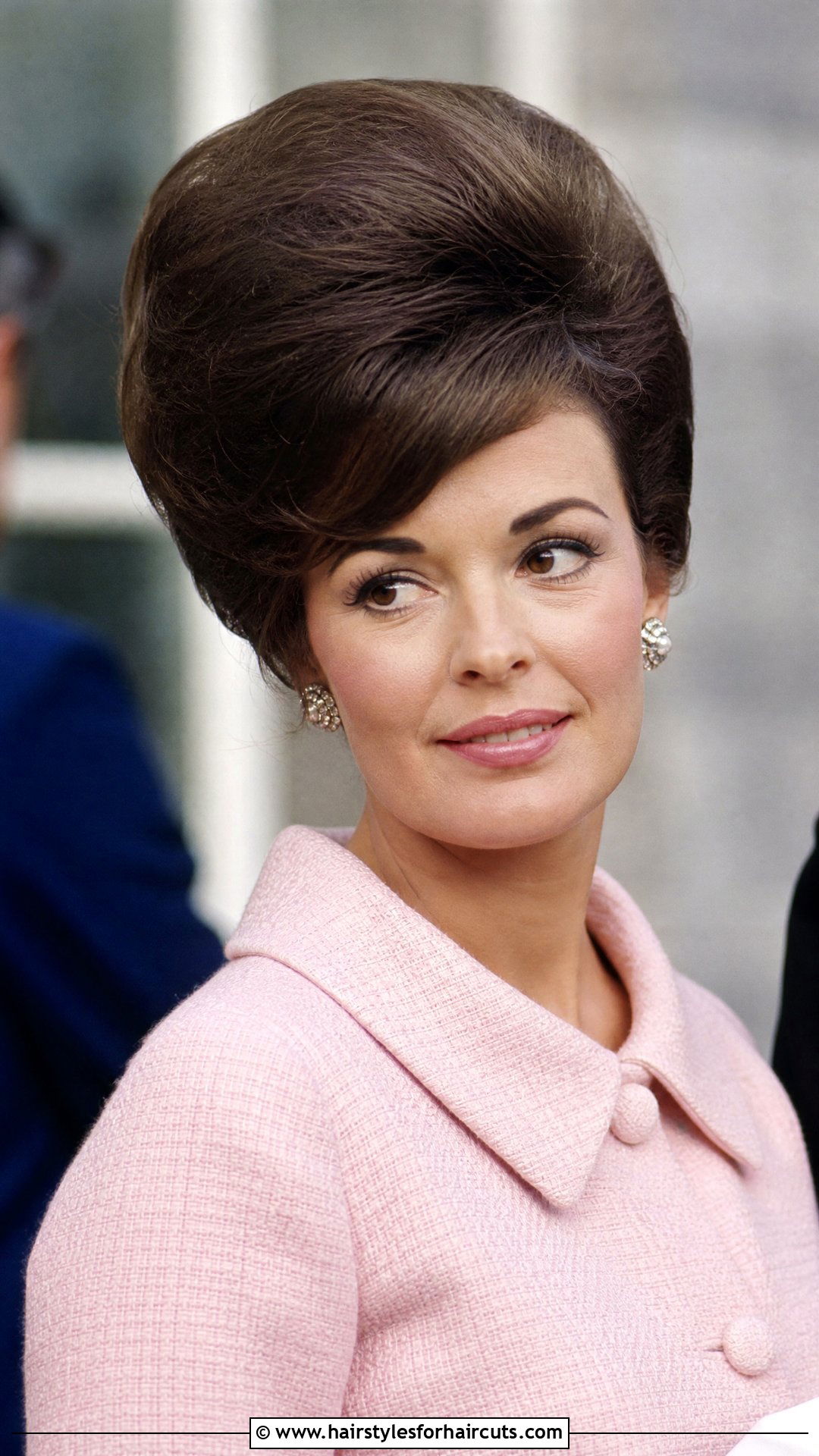 1950s Bouffant Updo - 25 vintage updo hairstyles for long hair - 25 vintage updo hairstyles for long hair