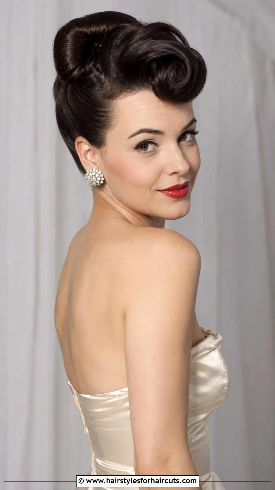 1950s French Twist Pin Up - 25 1950s long hair pin up hairstyles - 25 1950s long hair pin up hairstyles