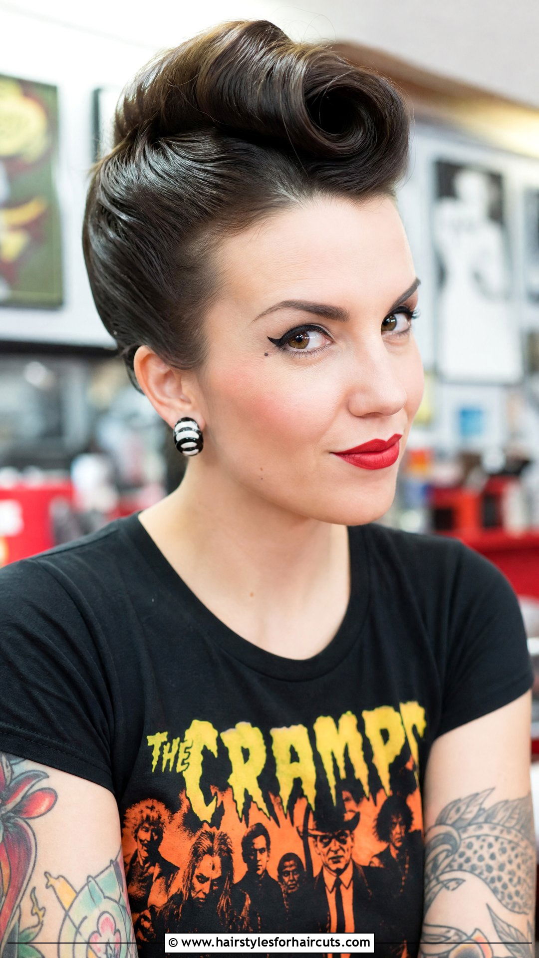 1950s Rockabilly Roll Updo - 25 vintage updo hairstyles for long hair - 25 vintage updo hairstyles for long hair