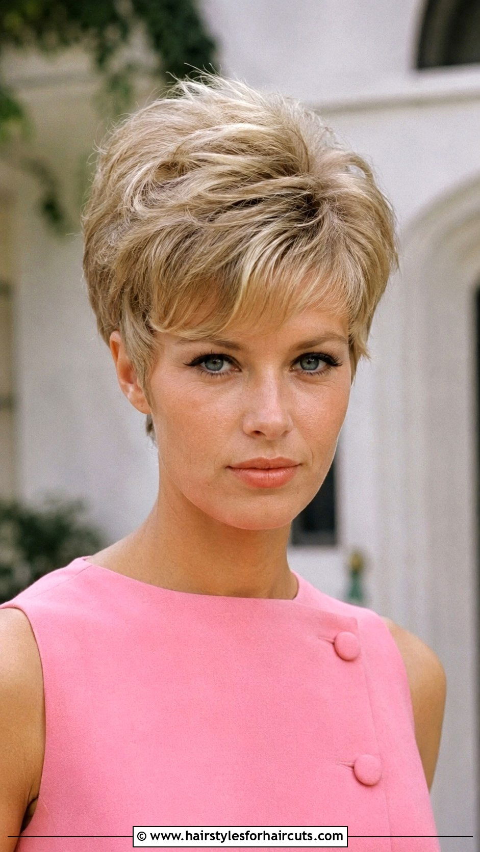 1960S Pixie Cut With Volume - 25 vintage hairstyles for medium hair - 25 vintage hairstyles for medium hair
