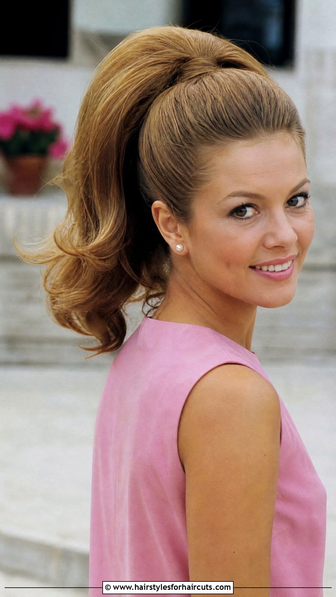 1960s Voluminous Ponytail For Long Hair - 25 long hair 1960s hairstyles - 25 long hair 1960s hairstyles