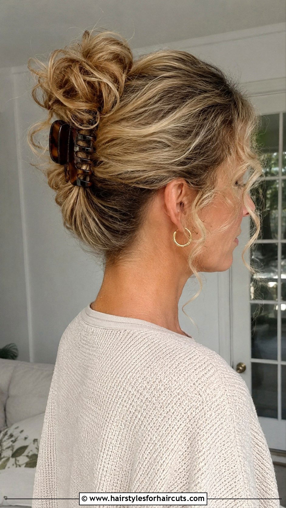 80s Banana Clip Updo - 25 80s hairstyles for women - 25 80's hairstyles for women