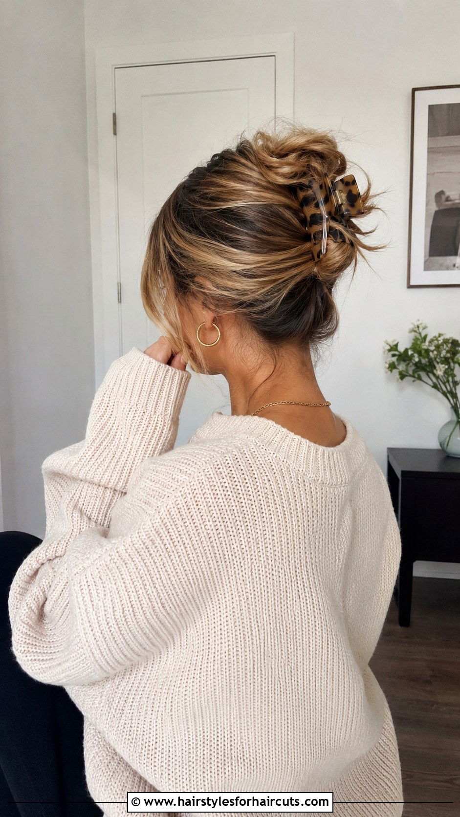 90s Claw Clip Messy Bun - 25 90s hair clip hairstyles - 25 90's hair clip hairstyles