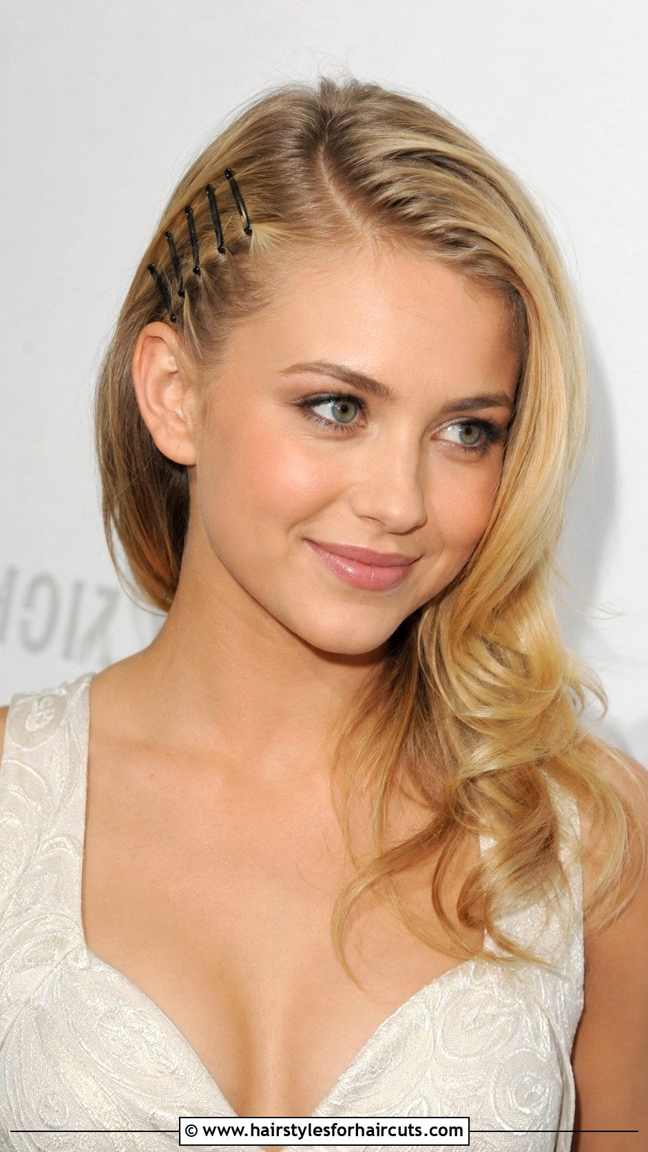 90s Snap Clip Side Swept Hair - 25 90s hair clip hairstyles - 25 90's hair clip hairstyles
