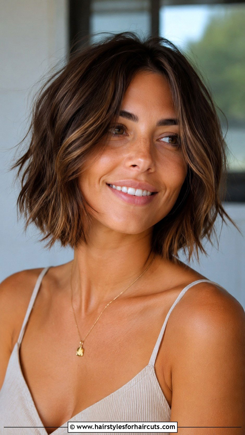 Angled Bob Haircut - 25 haircuts for round face straight hair - 25 haircuts for round face straight hair