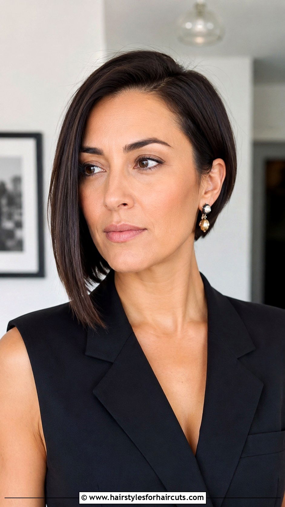 Asymmetrical Bob Haircut - 25 short hairstyles for seniors - 25 short hairstyles for seniors