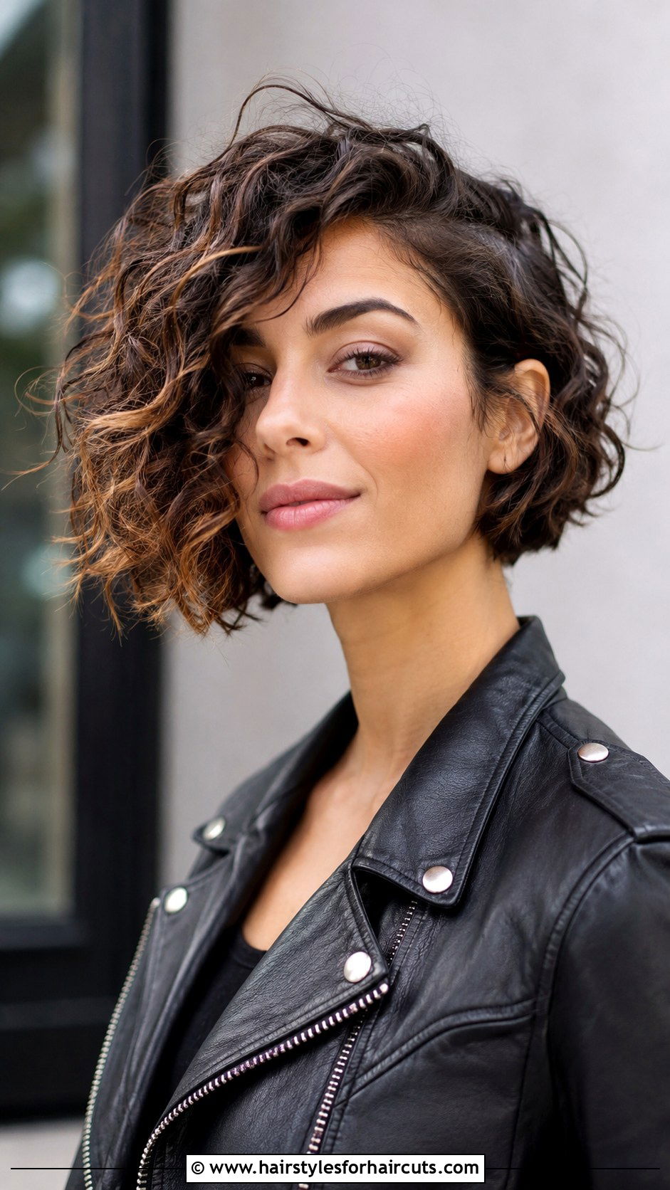 Asymmetrical Curly Bob - 25 curly hairstyles thin hair - 25 curly hairstyles thin hair
