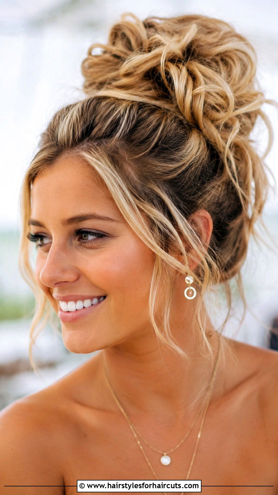 Beachy Pineapple Updo - 25 easy hawaiian hairstyles for long hair - 25 easy hawaiian hairstyles for long hair