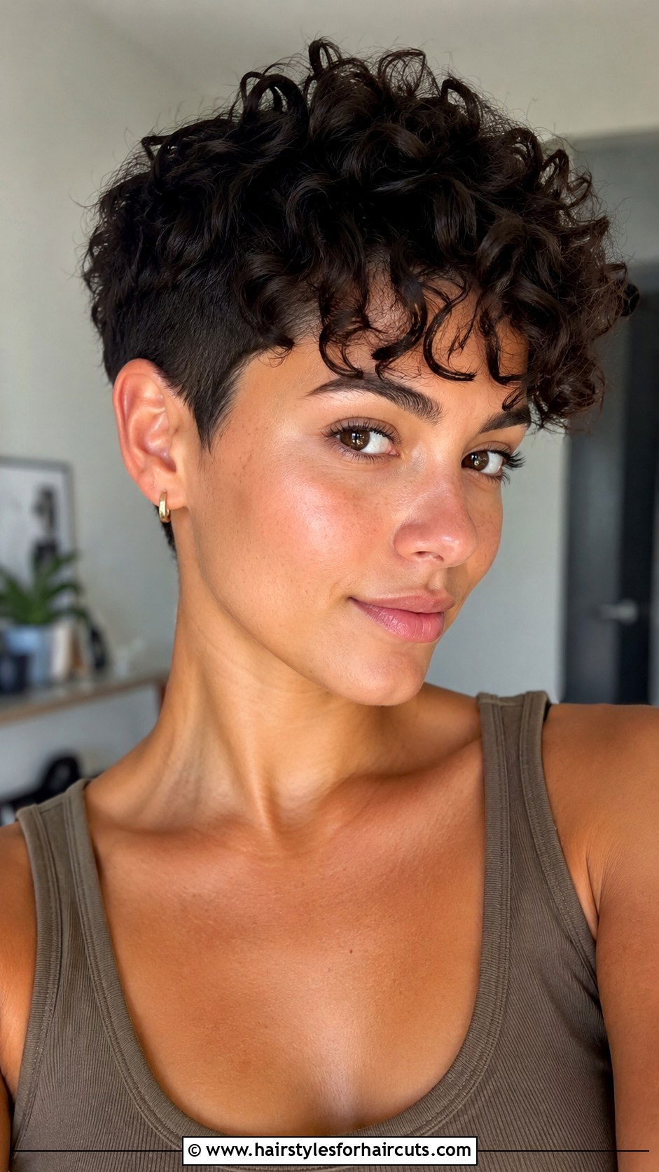 Bixie Cut For Curly Hair - 25 medium haircuts for women with curly hair - 25 medium haircuts for women with curly hair