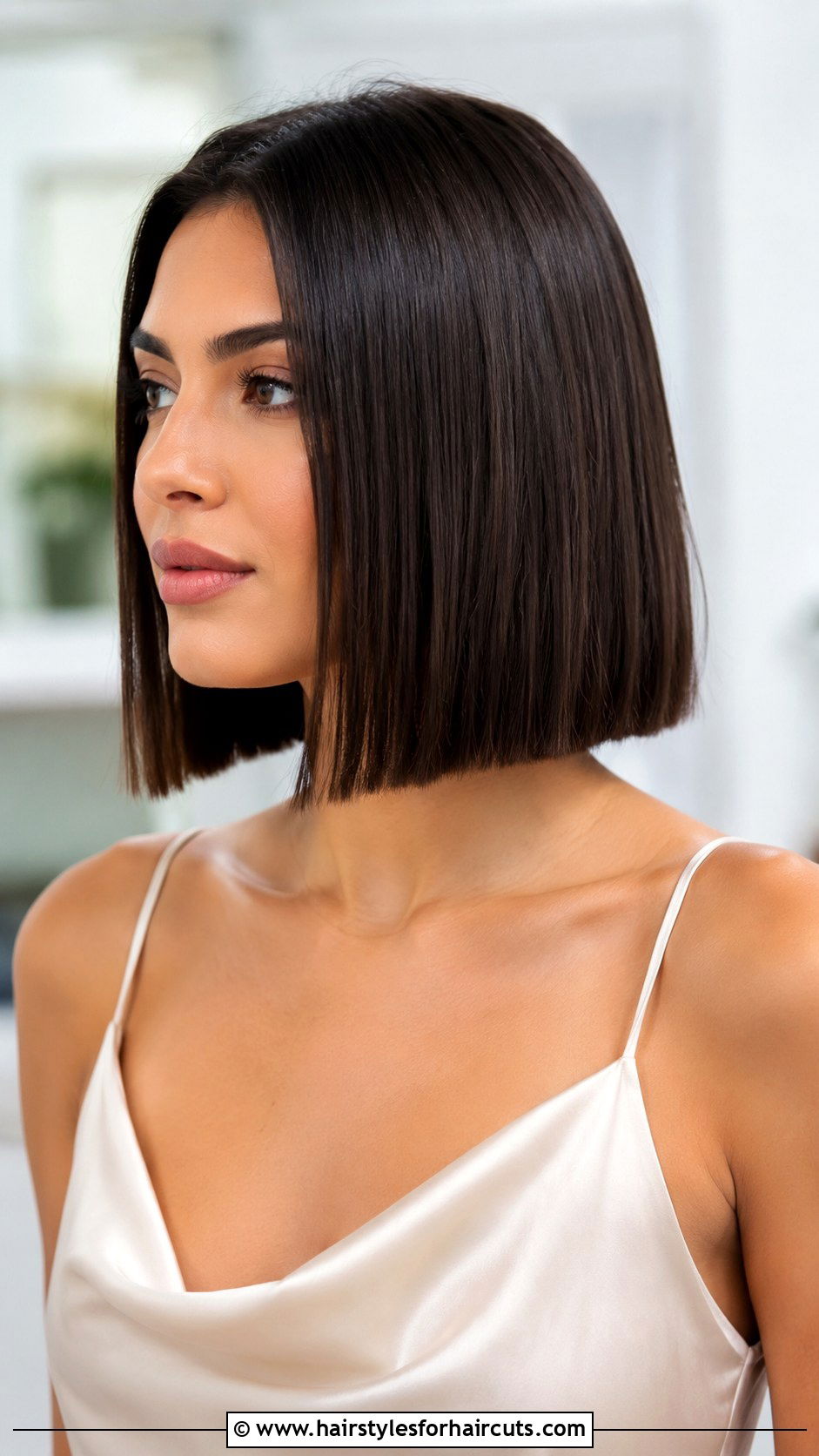 Blunt Collarbone Bob Haircut - 25 bob haircuts for round face - 25 bob haircuts for round face