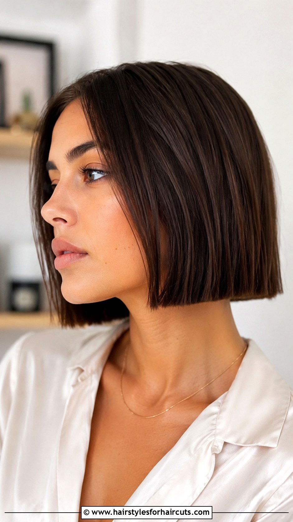 Blunt Cut Jawline Bob - 25 short haircuts for long face - 25 short haircuts for long face