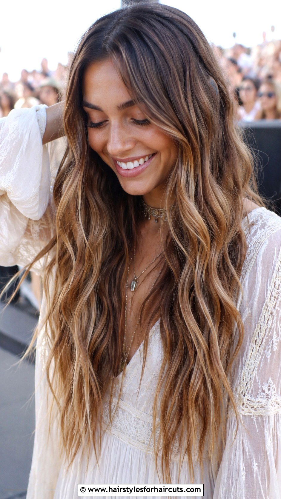 Bouncy Disco Curls Concert Hair - 25 concert hairstyles for long hair - 25 concert hairstyles for long hair