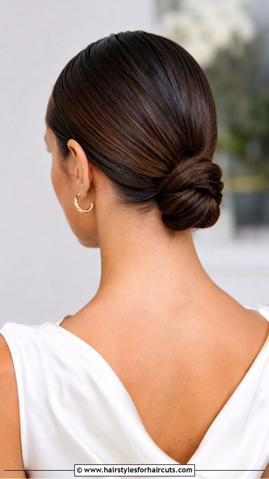 Chignon Bun - 25 classy hairstyles for medium hair - 25 classy hairstyles for medium hair