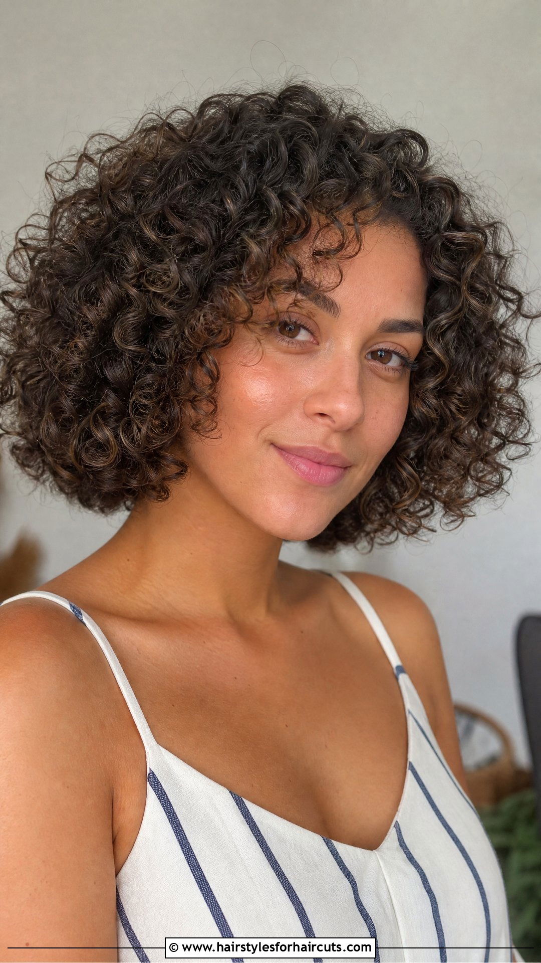 Chin Length Bob With Curls - 25 flapper hairstyles for medium hair - 25 flapper hairstyles for medium hair