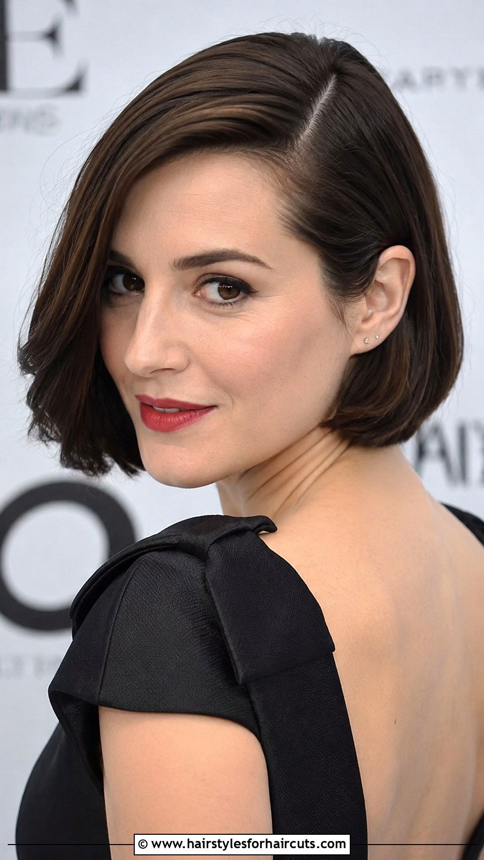 Chin Length Bob With Deep Part - 25 bob haircuts for round face - 25 bob haircuts for round face