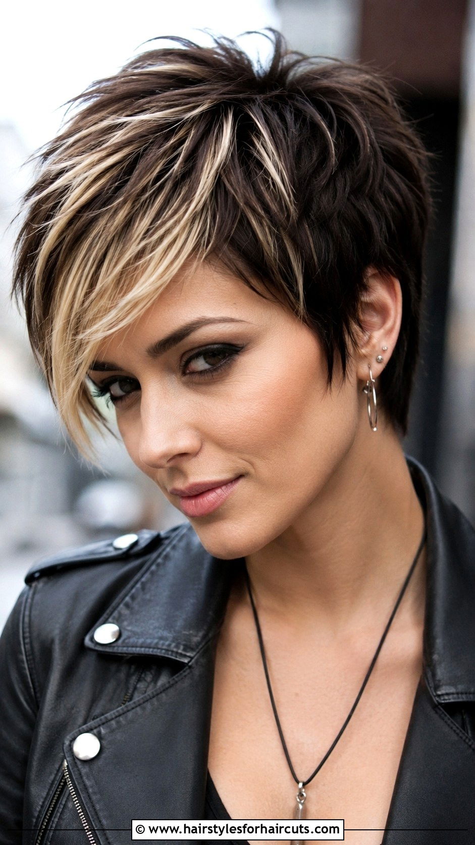 Chunky Highlighted Y2K Pixie Cut - 25 y2k hairstyles for short hair - 25 y2k hairstyles for short hair