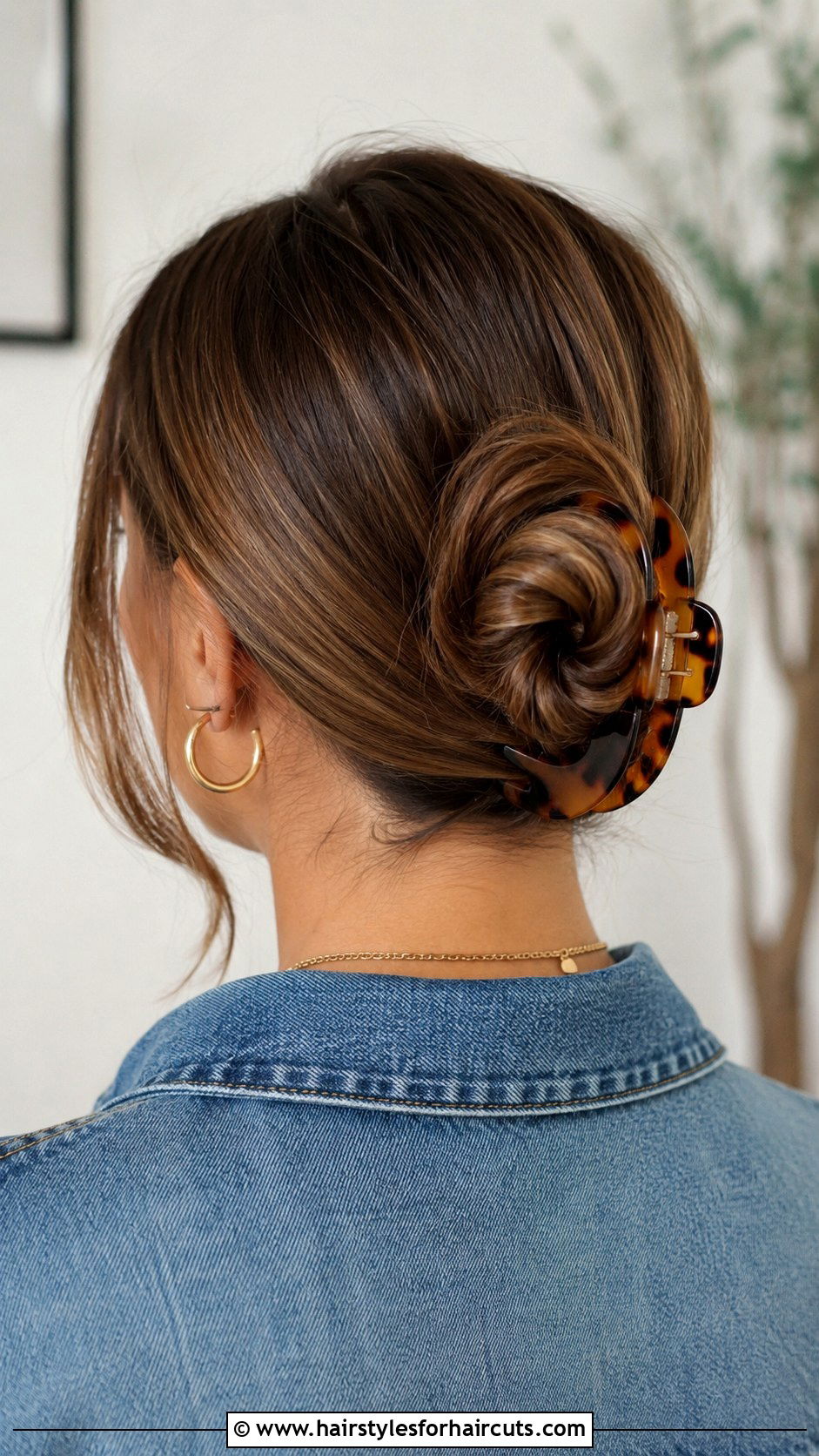 Cinnamon Roll Bun With Claw Clip - 25 claw clip hairstyles for long thick hair - 25 claw clip hairstyles for long thick hair