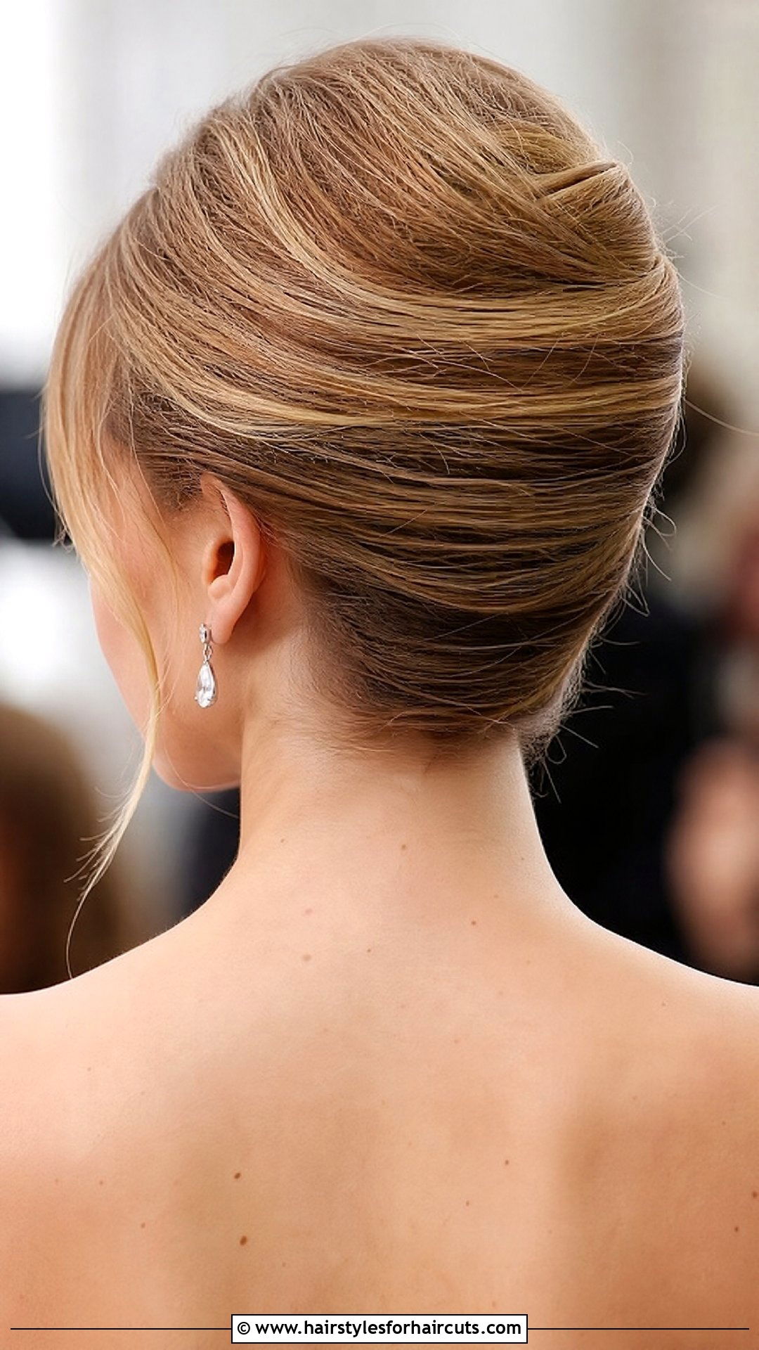 Classic French Twist - 25 nye hairstyles - 25 nye hairstyles