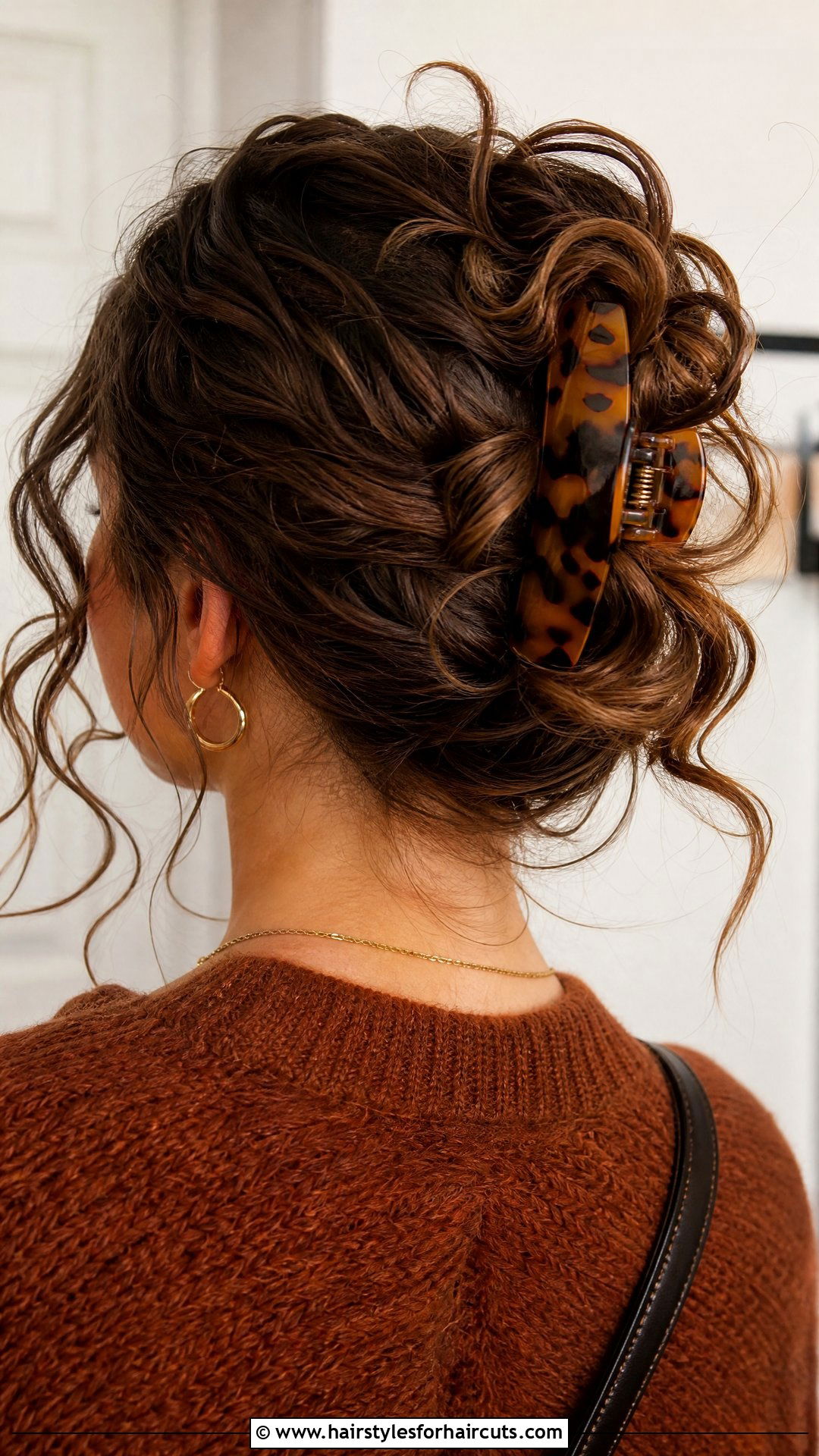 Claw Clip Curly Updo - 25 cute hairstyles for medium curly hair - 25 cute hairstyles for medium curly hair