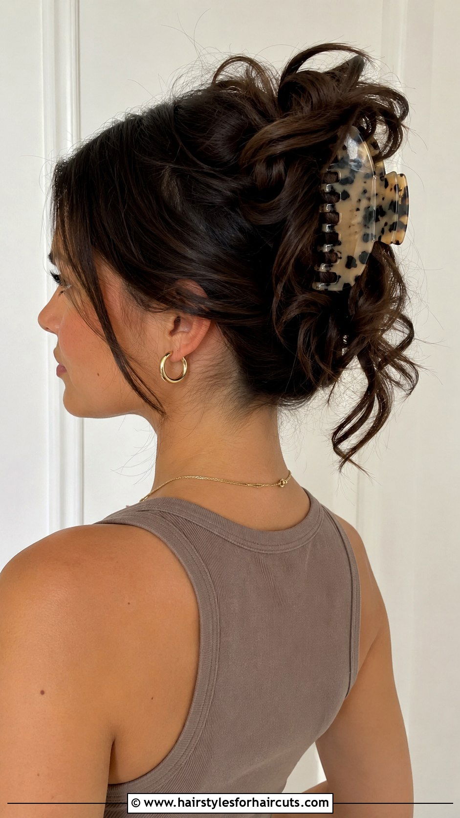 Claw Clip Curly Updo 90s - 25 90s hairstyles curly hair - 25 90s hairstyles curly hair
