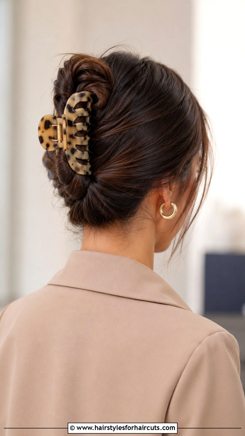Claw Clip French Twist - 25 easy hairstyles for shoulder length straight hair - 25 easy hairstyles for shoulder length straight hair