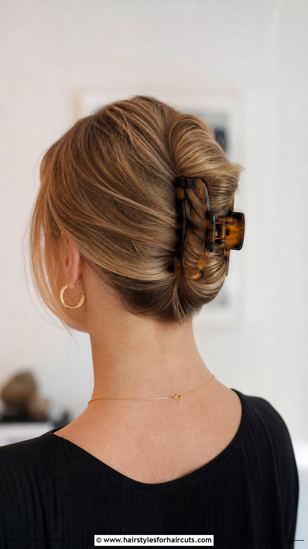 Claw Clip French Twist - 25 workout hairstyles that wont damage hair - 25 workout hairstyles that won't damage hair