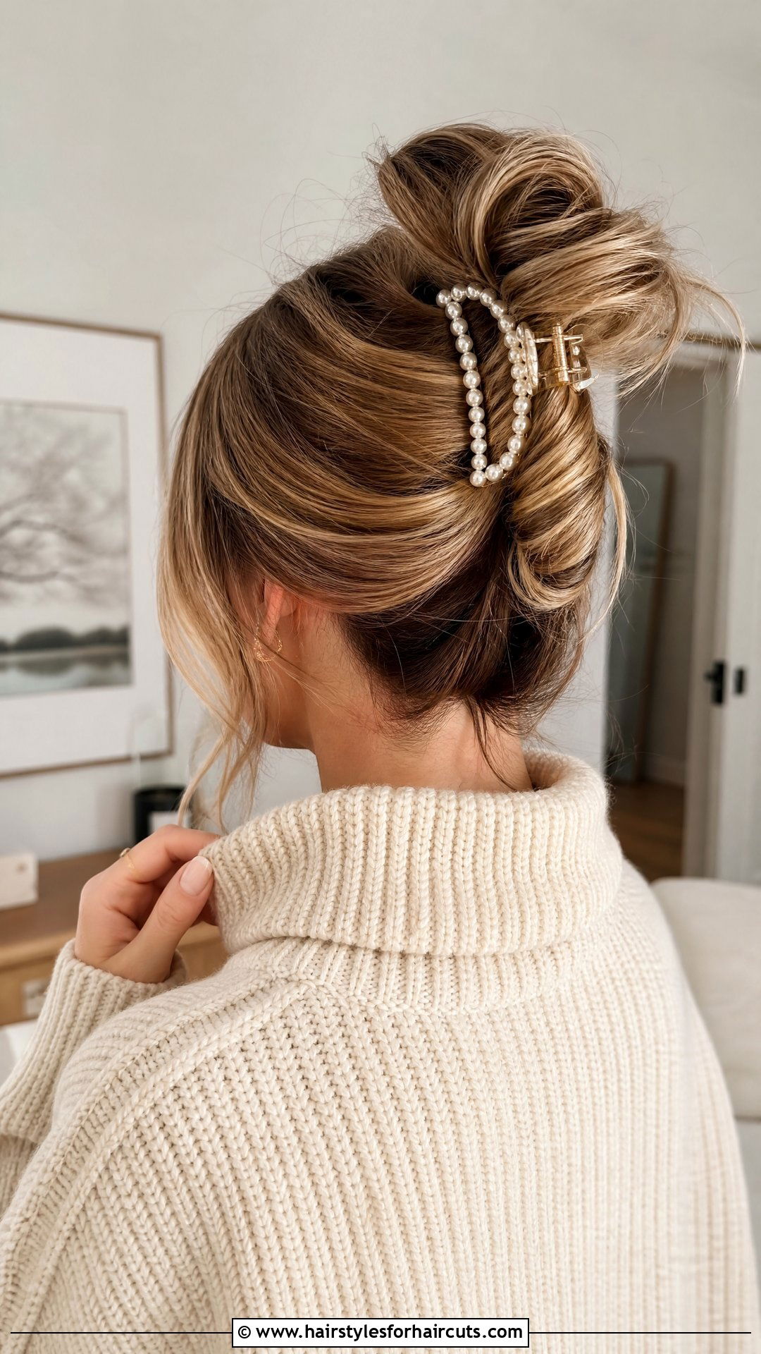 Claw Clip Messy Bun - 25 y2k hair clip hairstyles - 25 y2k hair clip hairstyles