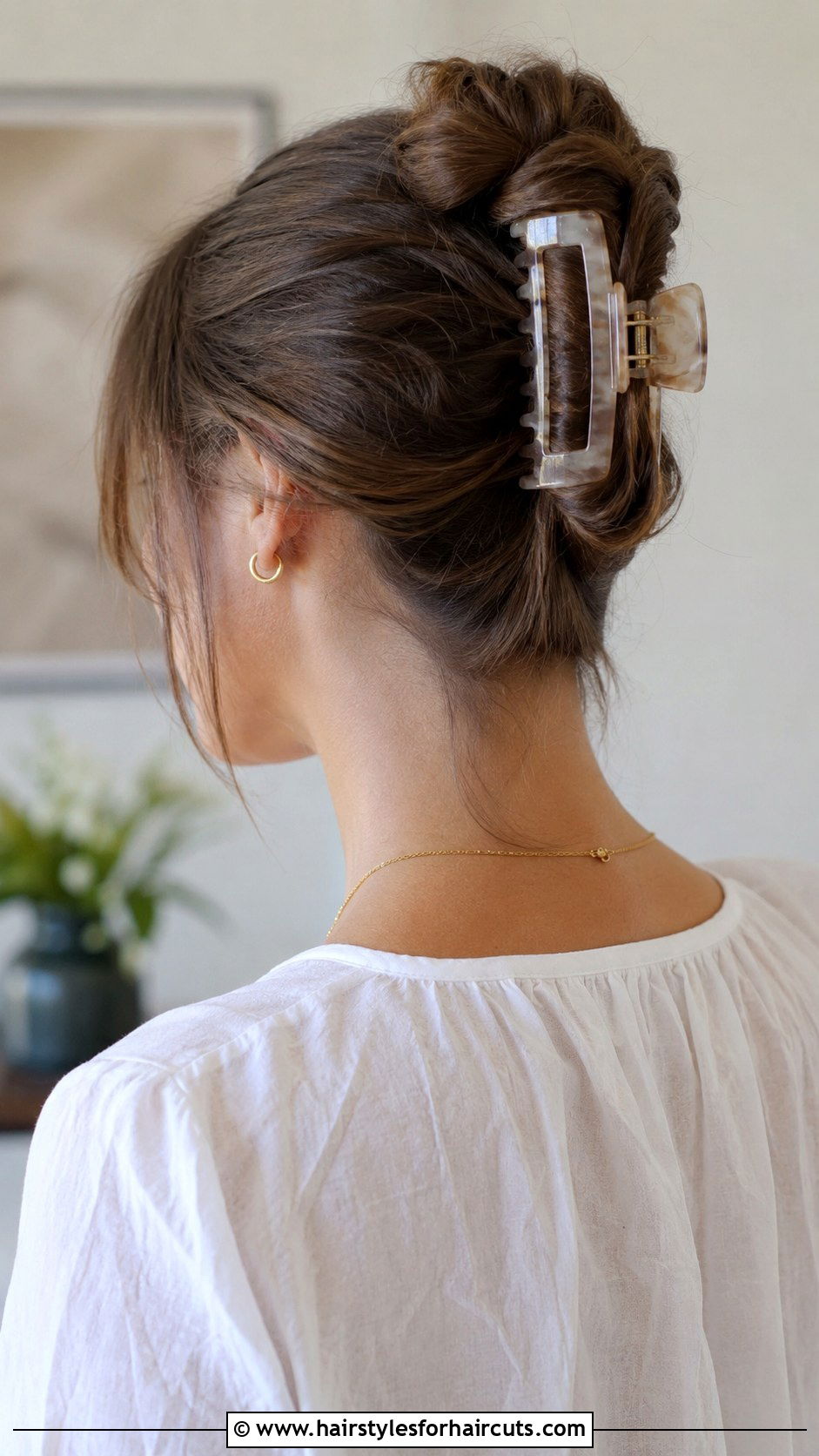 Claw Clip Updo - 25 easy summer hairstyles for medium hair - 25 easy summer hairstyles for medium hair