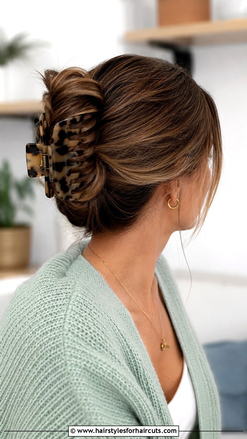 Claw Clip Updo - 25 no heat hairstyles for medium length hair - 25 no heat hairstyles for medium length hair
