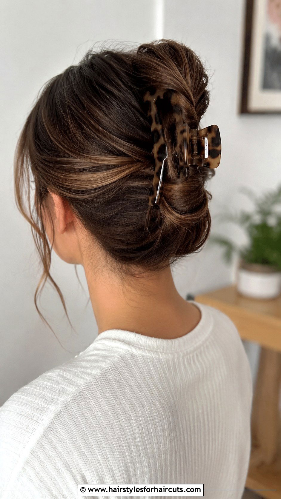 Claw Clip Updo - 25 cute easy hairstyles for long hair - 25 cute easy hairstyles for long hair
