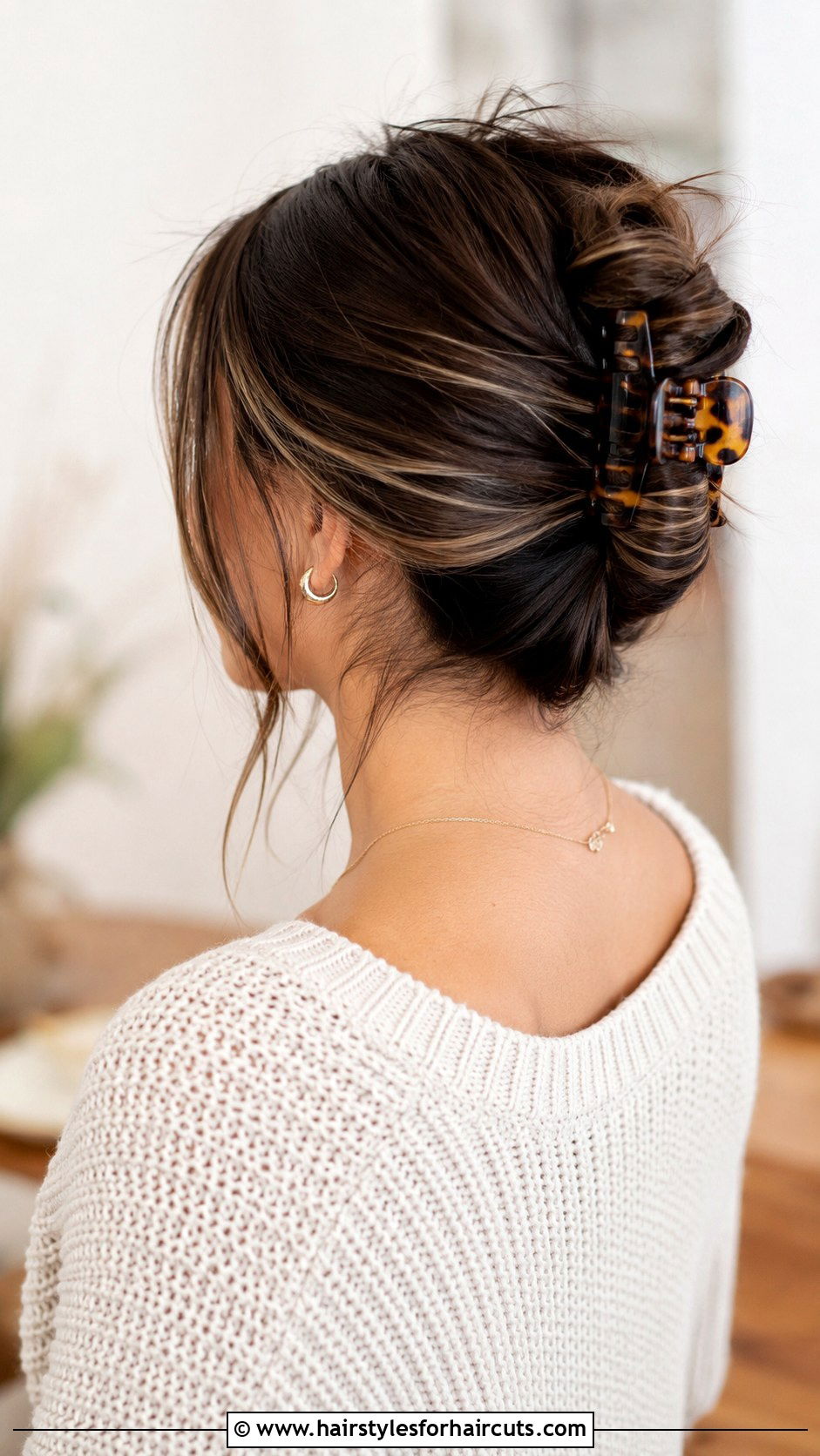 Claw Clip Updo Medium Hair - 25 work hairstyles for medium hair - 25 work hairstyles for medium hair
