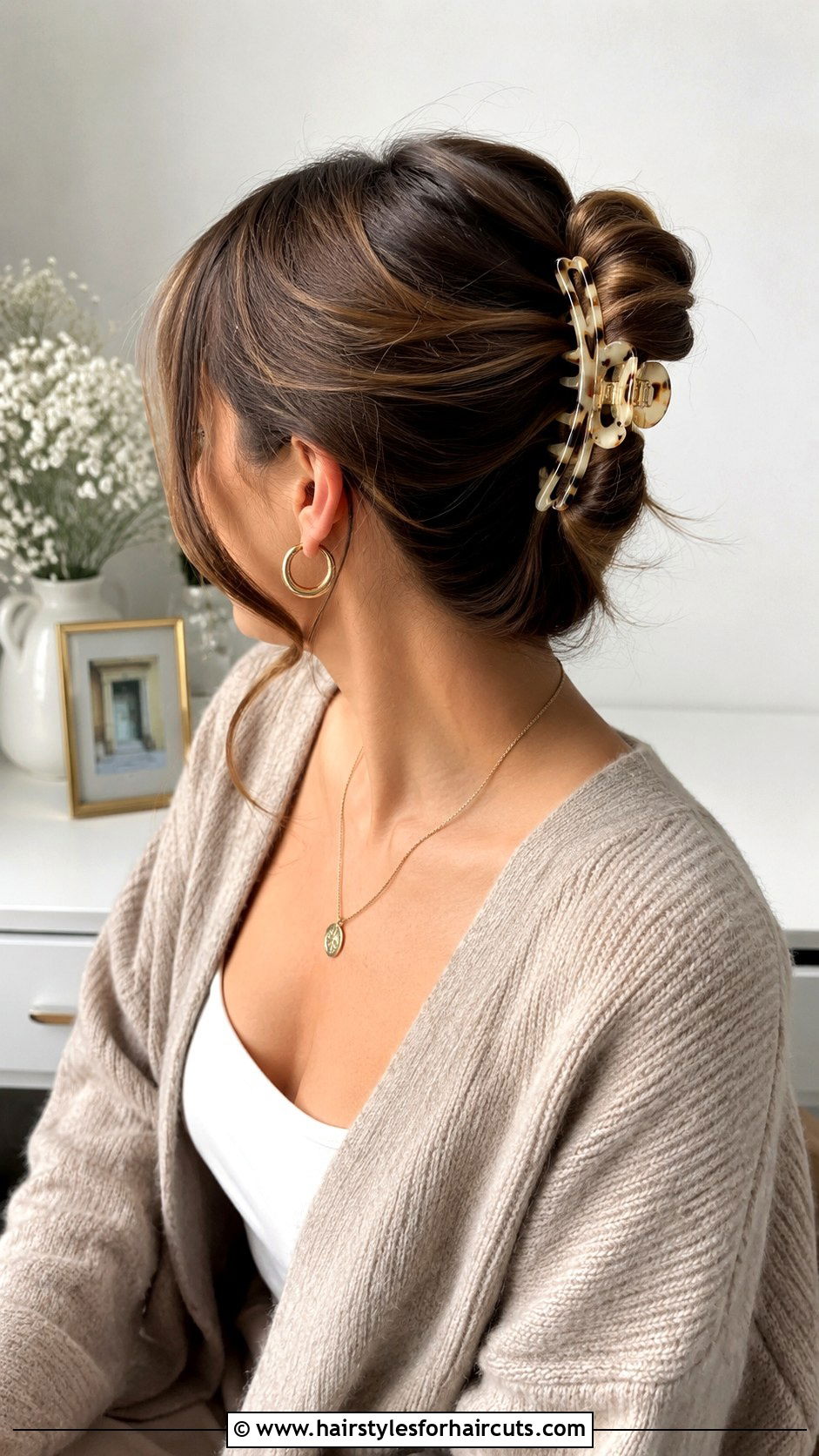 Claw Clip Updo Medium Hair - 25 aesthetic hairstyles for medium hair - 25 aesthetic hairstyles for medium hair