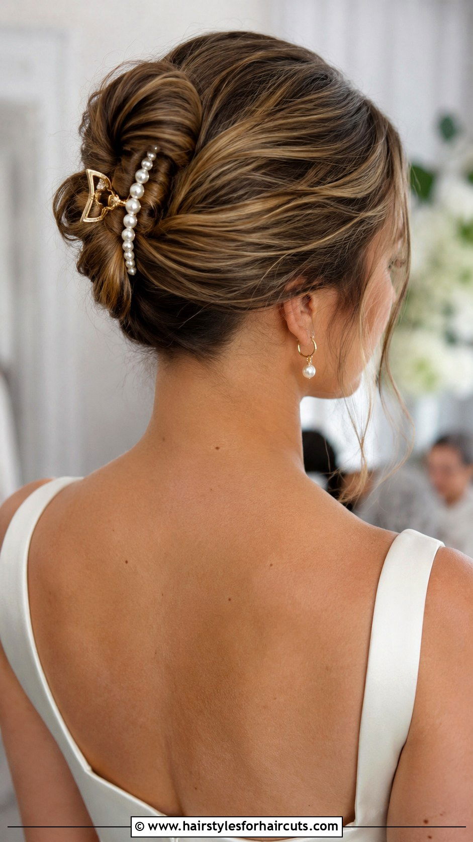 Claw Clip Updo Wedding Hair - 25 easy wedding hairstyles - 25 easy wedding hairstyles