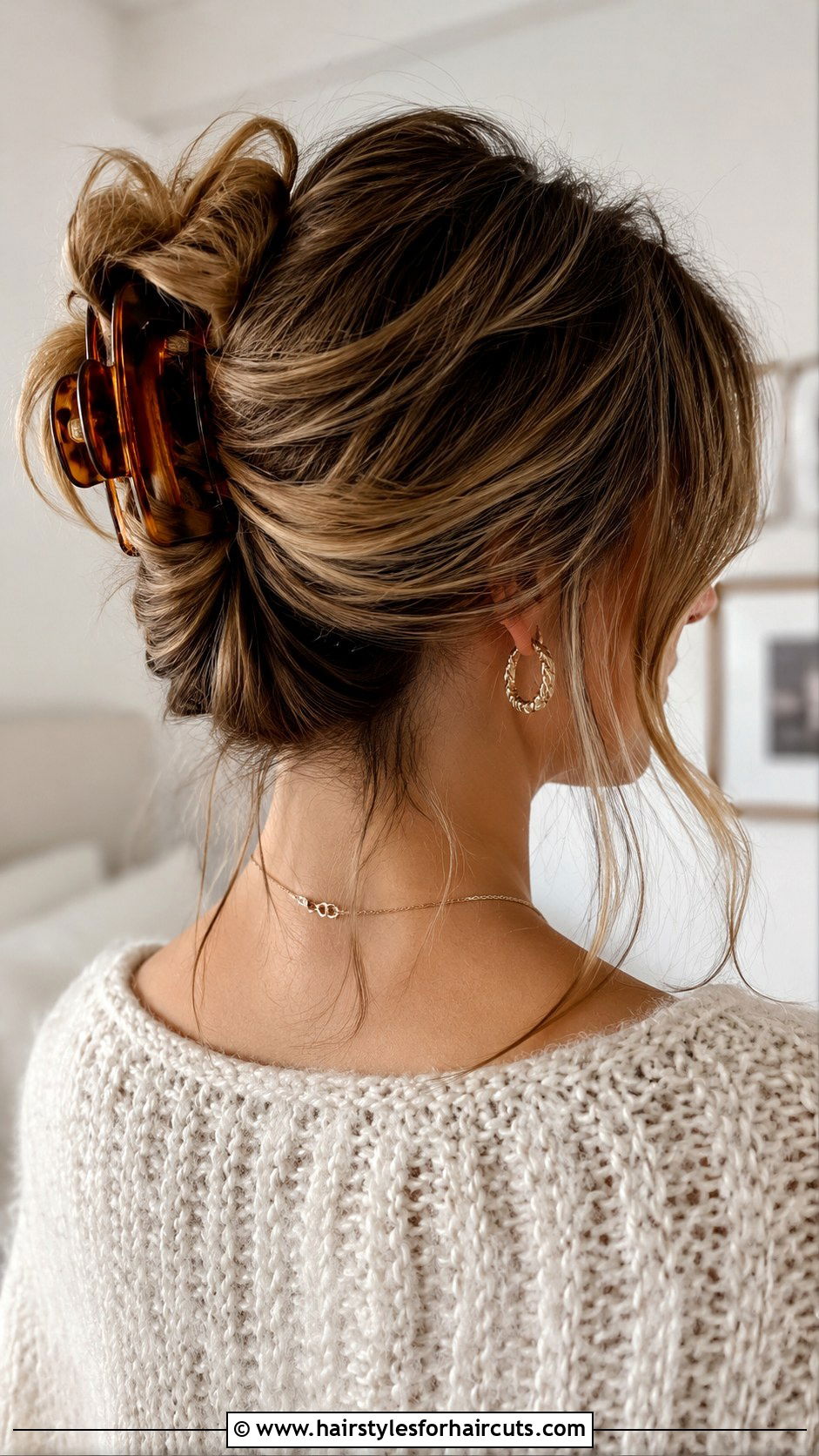 Claw Clip Updo With Layers - 25 easy hairstyles for layered hair - 25 easy hairstyles for layered hair
