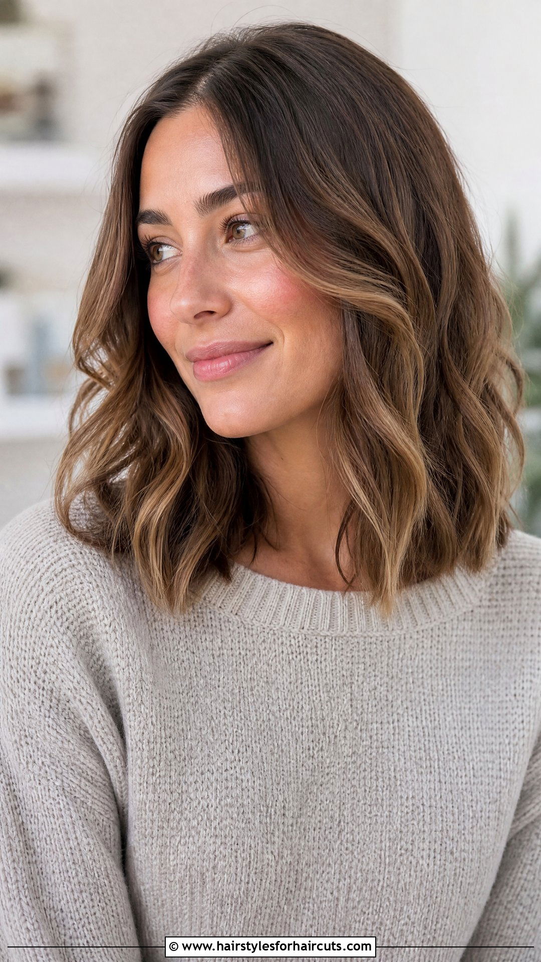 Collarbone Length Wavy Lob - 25 best haircuts for round face wavy hair - 25 best haircuts for round face wavy hair