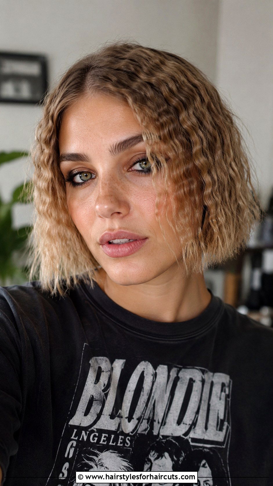Crimped Short Y2K Hair - 25 y2k hairstyles for short hair - 25 y2k hairstyles for short hair