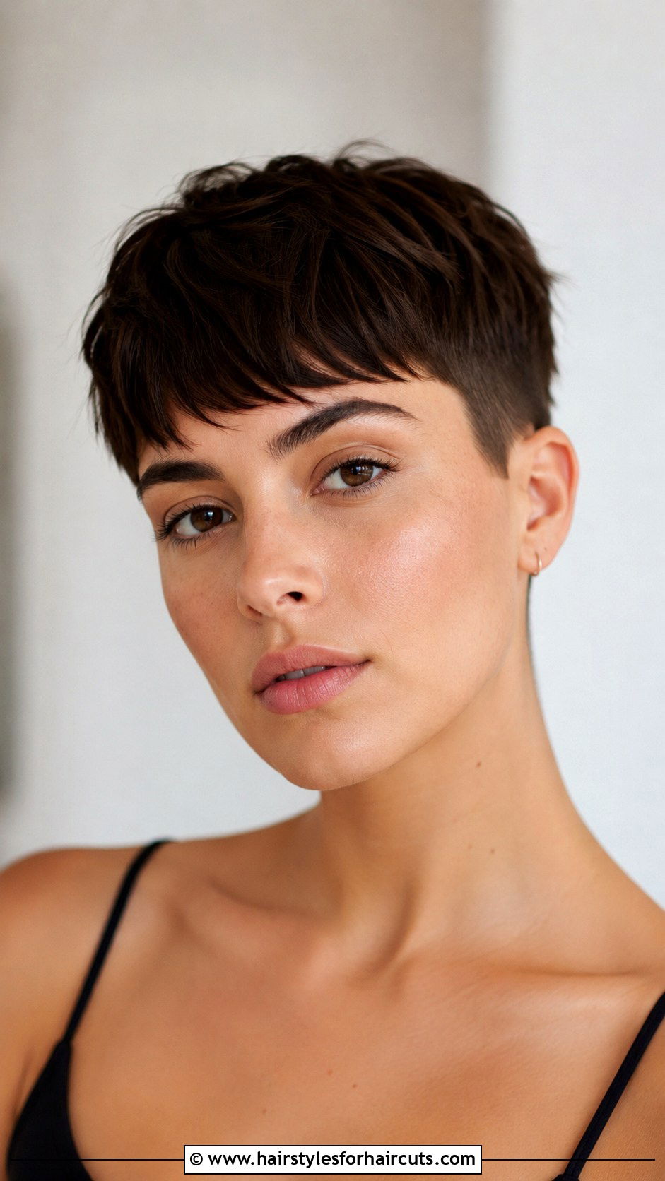 Cropped Cut With Bangs - 25 short hairstyles for wavy frizzy hair - 25 short hairstyles for wavy frizzy hair