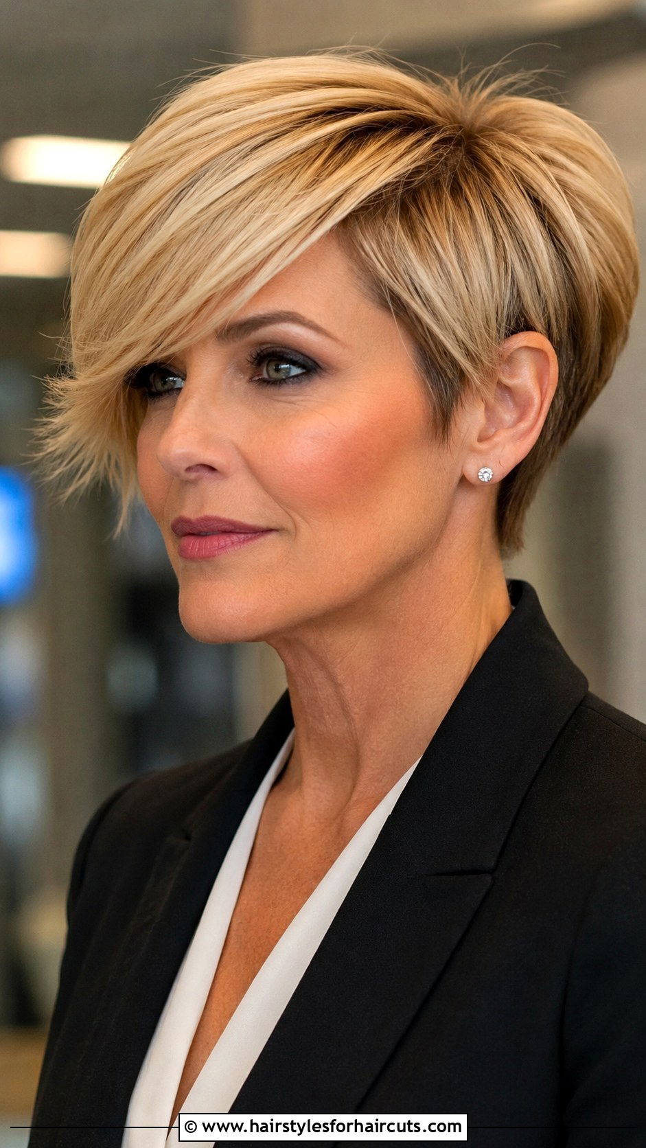 Cropped Cut With Side Swept Bangs - 25 cute hairstyles for very thin hair - 25 cute hairstyles for very thin hair
