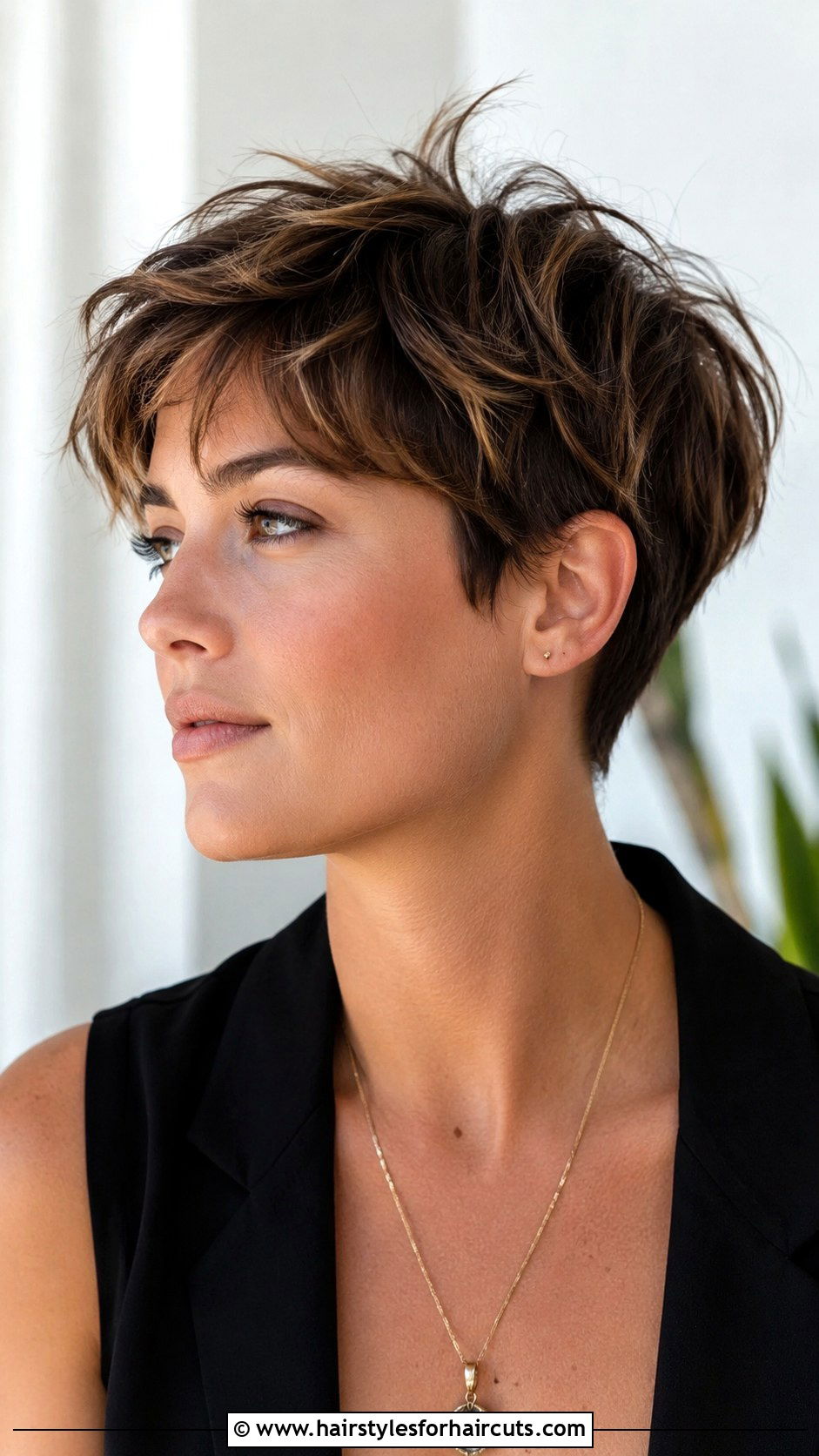 Cropped Cut With Texture - 25 hairstyles for women over 50 fine hair - 25 hairstyles for women over 50 fine hair
