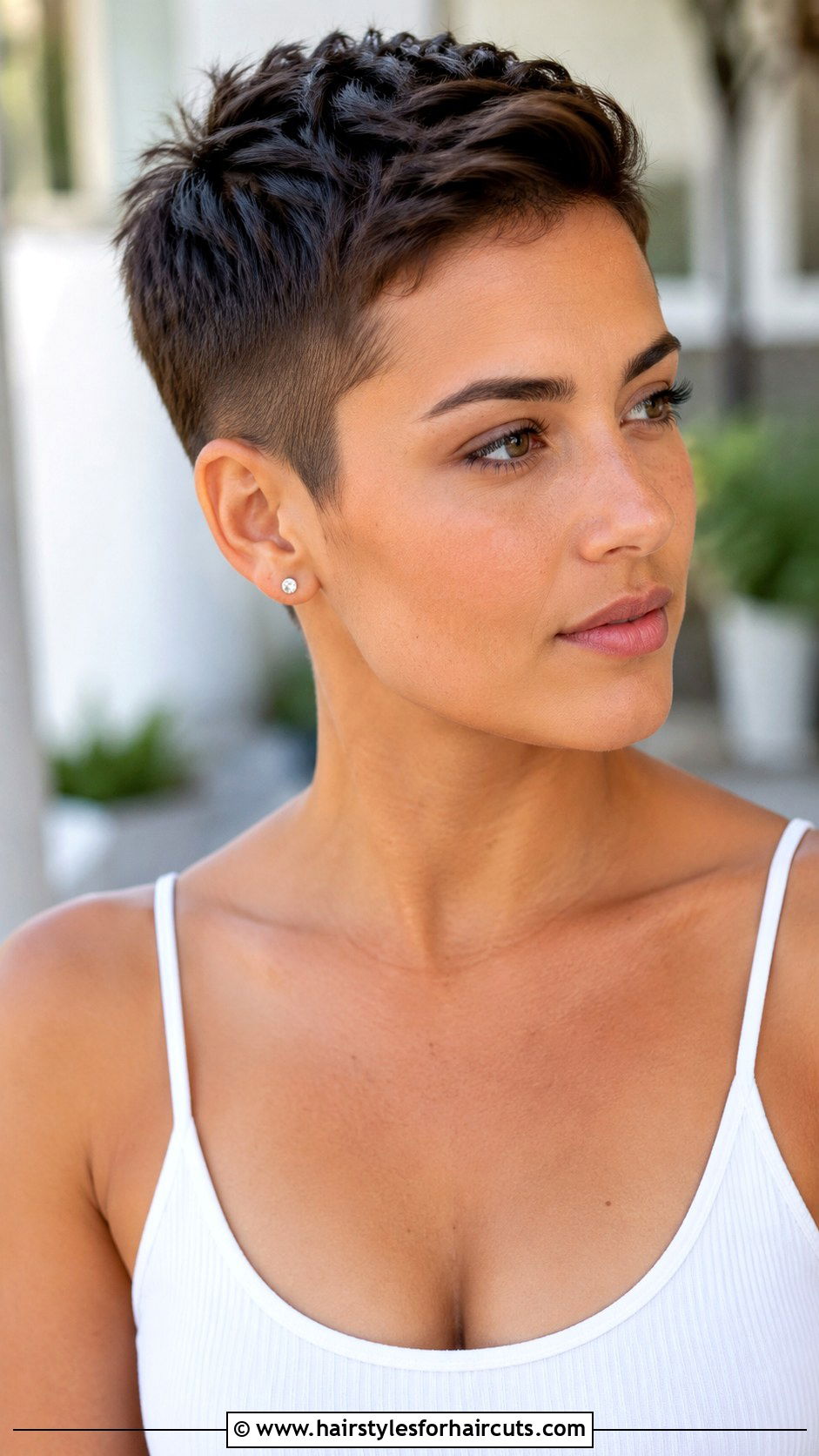 Cropped Pixie - 25 haircuts for female thinning hair - 25 haircuts for female thinning hair