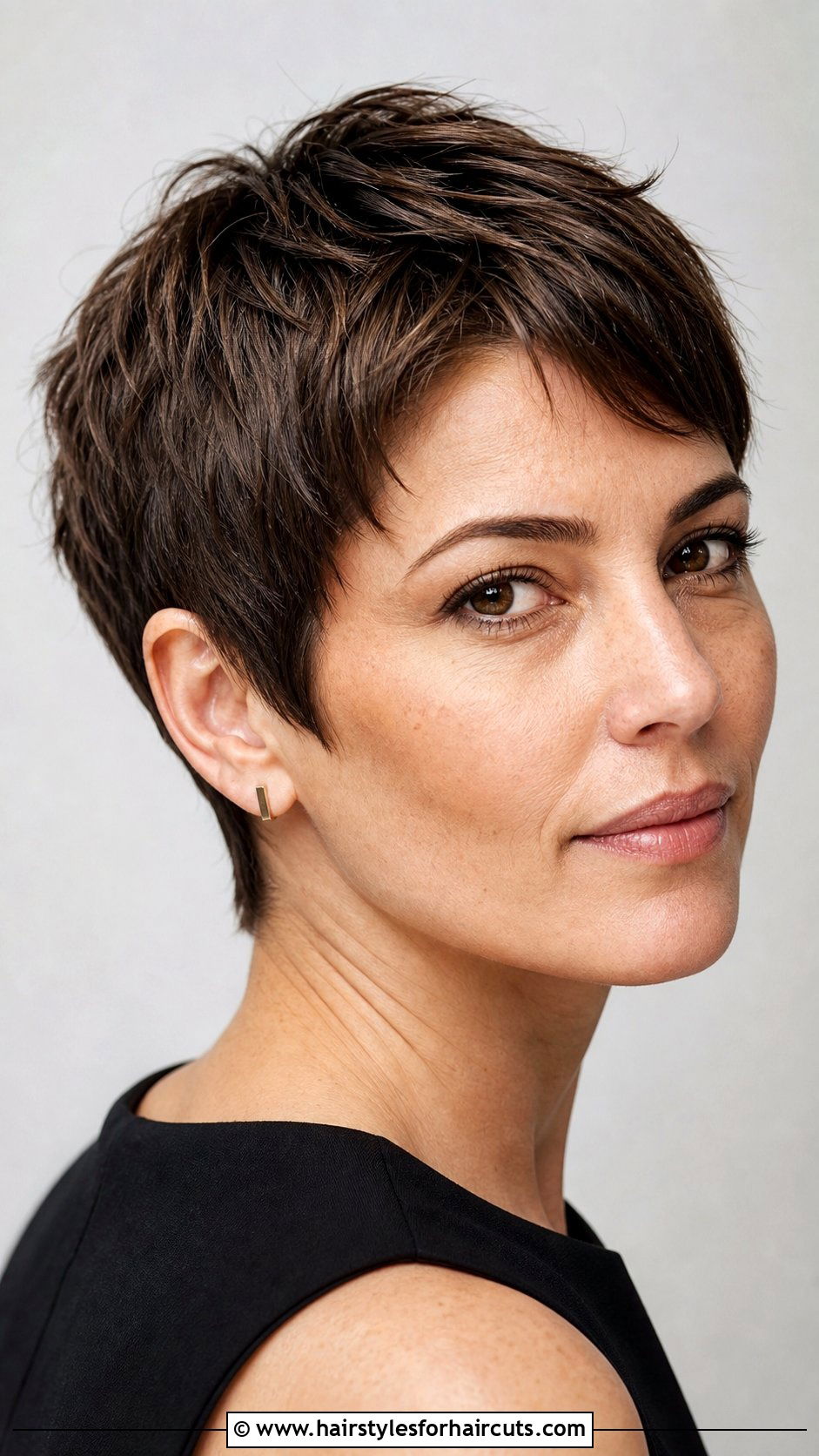 Cropped Pixie Cut - 25 haircuts for oval face female - 25 haircuts for oval face female