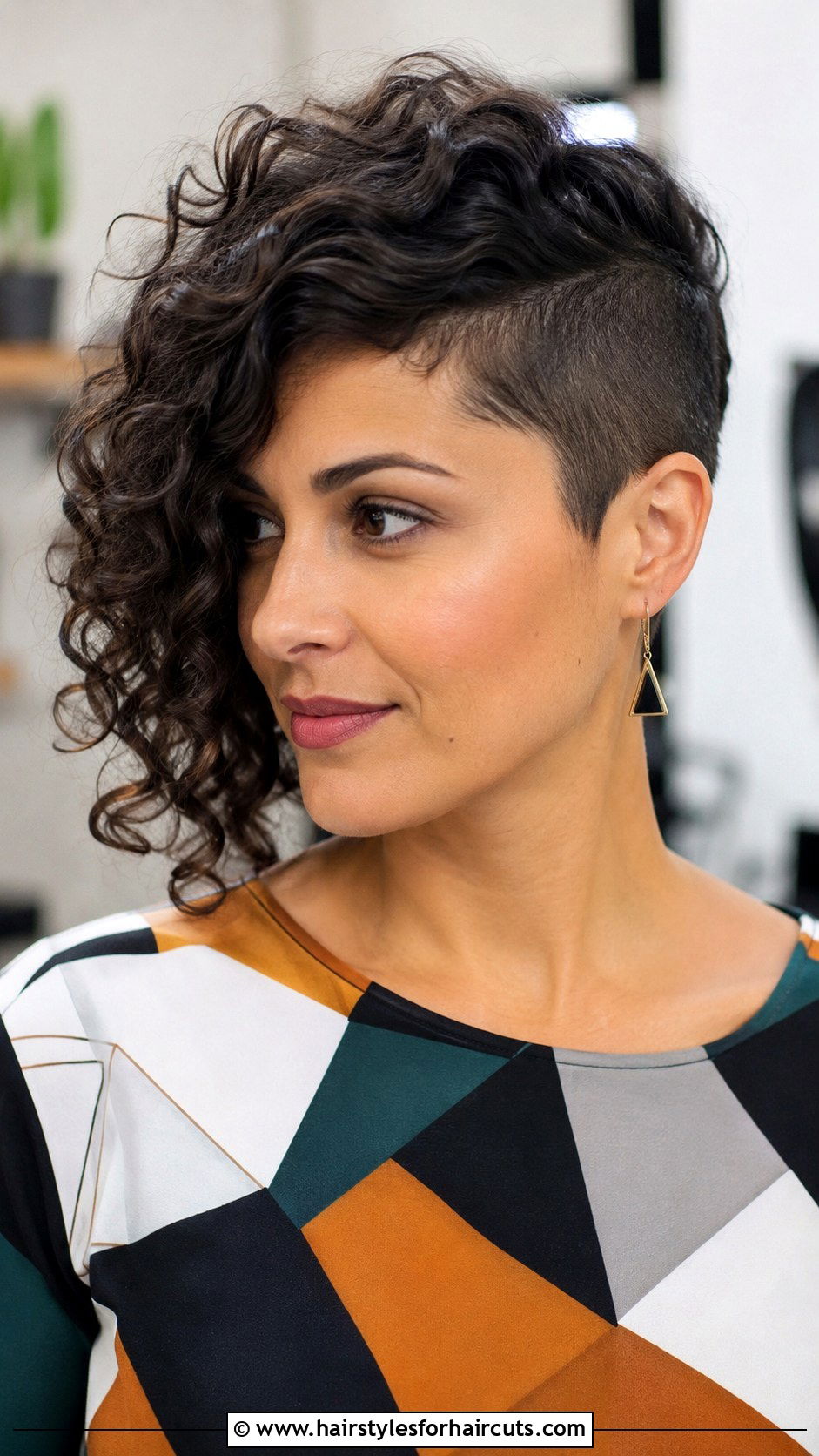 Curly Bob With Deep Side Part - 25 easy hairstyles for thin curly hair - 25 easy hairstyles for thin curly hair