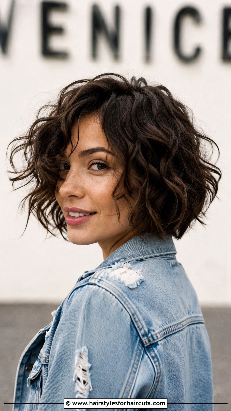 Curly Choppy Bob - 25 haircuts for short curly hair women - 25 haircuts for short curly hair women