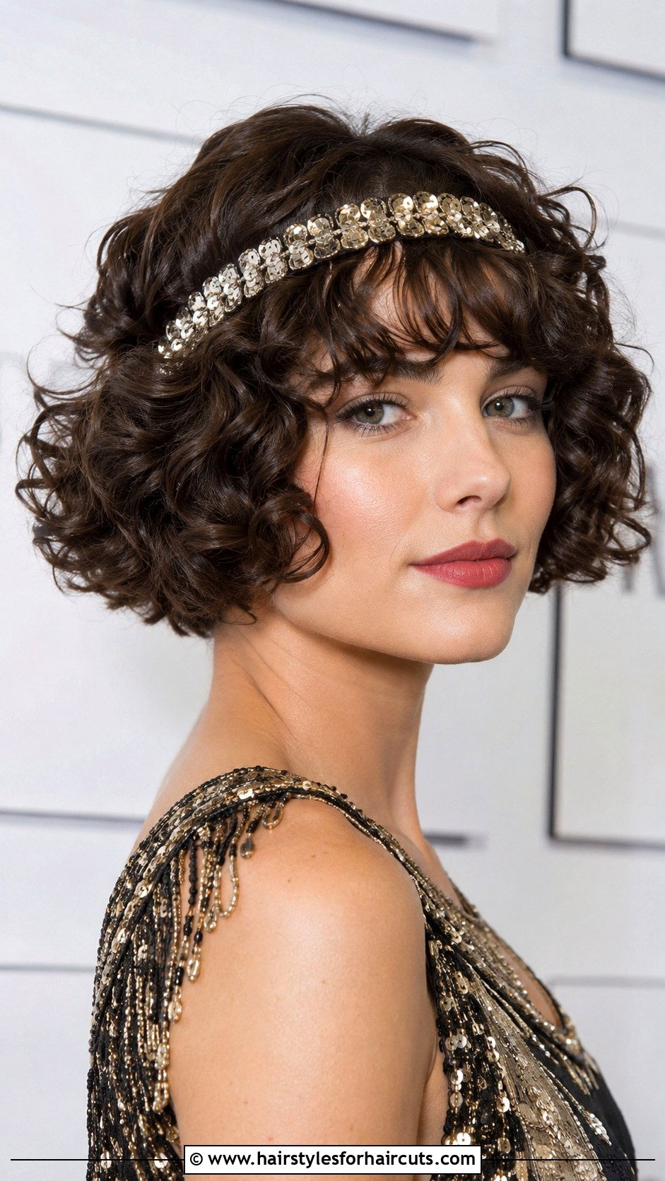 Curly Flapper Bob - 25 1920 hairstyles for curly hair - 25 1920 hairstyles for curly hair
