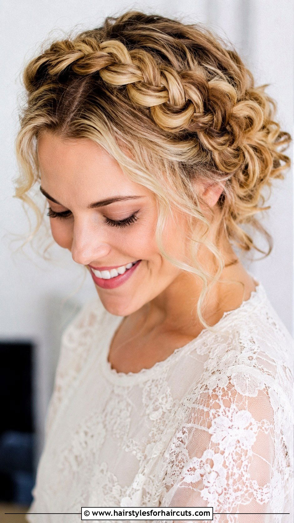 Curly Hair Halo Braid - 25 easy summer hairstyles for curly hair - 25 easy summer hairstyles for curly hair