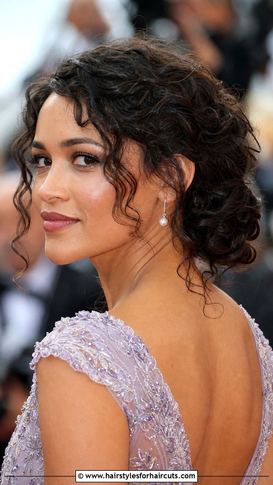 Curly Hair In Low Bun Drawing - 25 curly hairstyles drawing - 25 curly hairstyles drawing