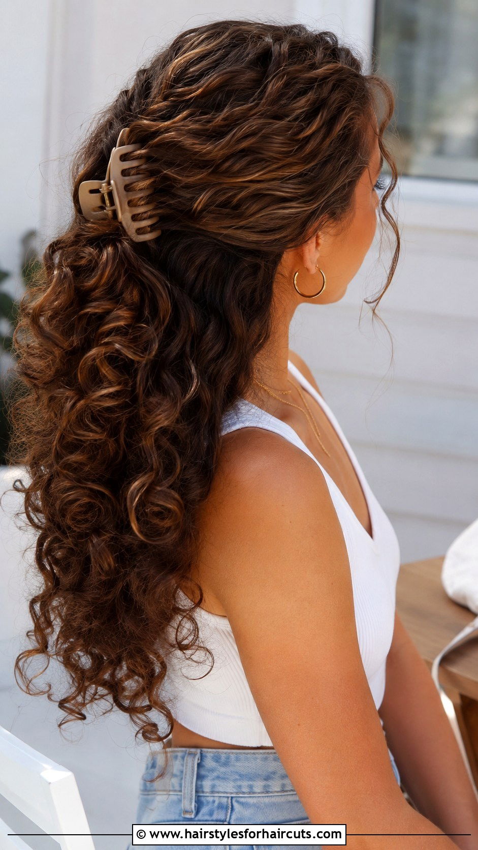 Curly Half Up Half Down With Claw Clip - 25 curly hairstyles with clips - 25 curly hairstyles with clips